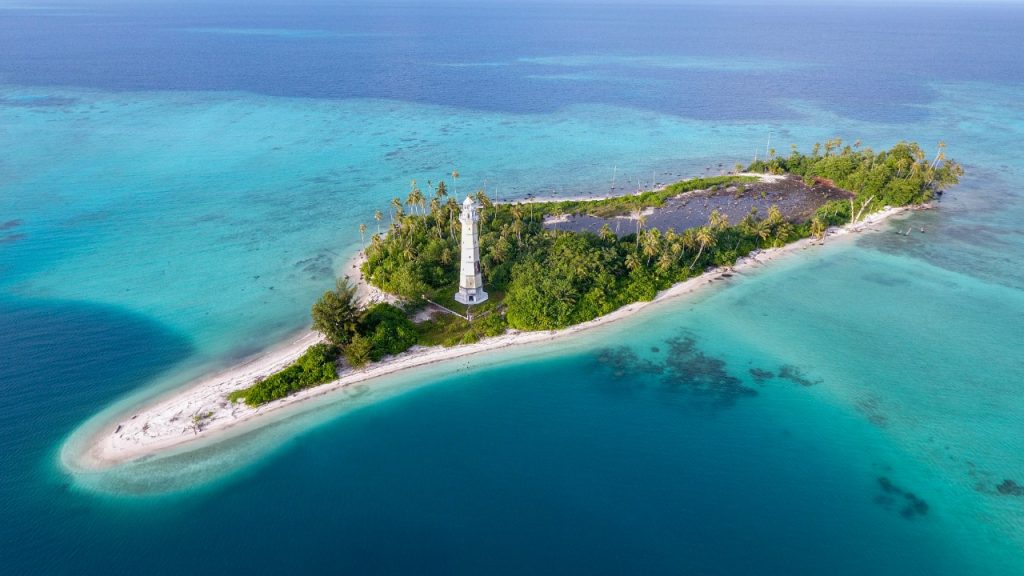 Pulau Rangit berada dalam gugusan Kepulauan Banyak